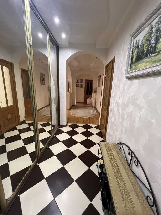Продажа 4-комнатной квартиры 120 м², Волынская ул., 10