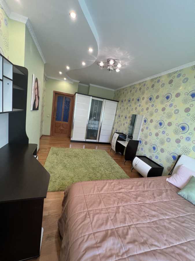 Продажа 4-комнатной квартиры 120 м², Волынская ул., 10