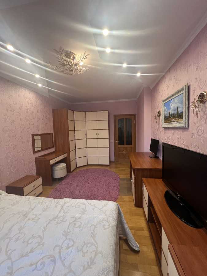 Продажа 4-комнатной квартиры 120 м², Волынская ул., 10