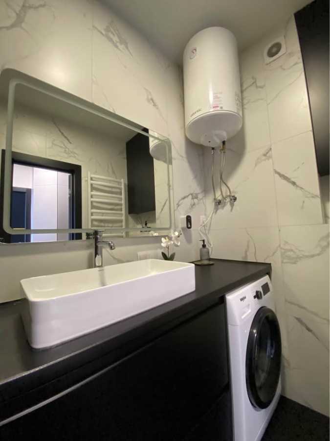 Продаж 1-кімнатної квартири 34 м², Салютна вул., 2