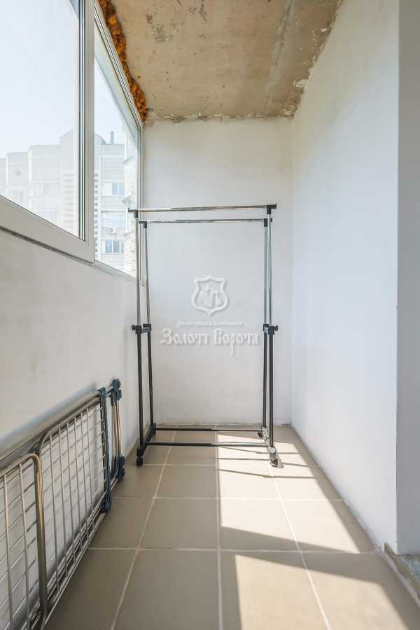 Продаж 2-кімнатної квартири 73.4 м², Теплична вул., 38
