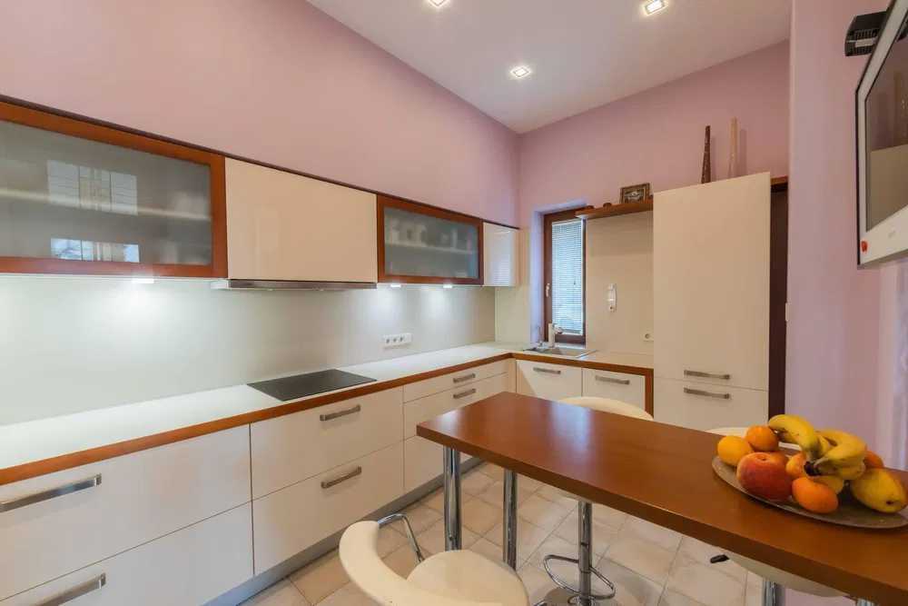 Продаж котеджу 585 м², Центральна вул.