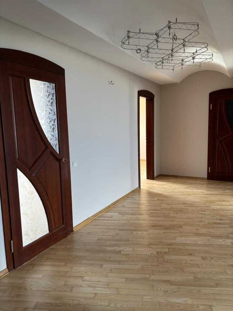 Продаж 4-кімнатної квартири 142 м², Клінічна вул., 23-25