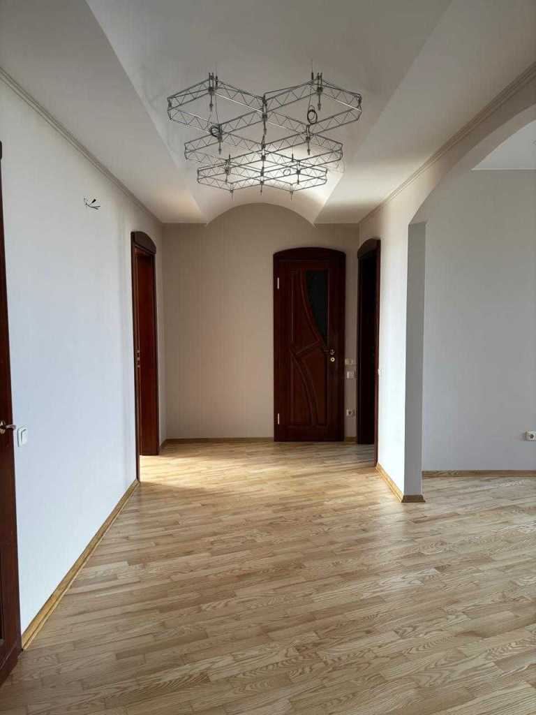 Продаж 4-кімнатної квартири 142 м², Клінічна вул., 23-25