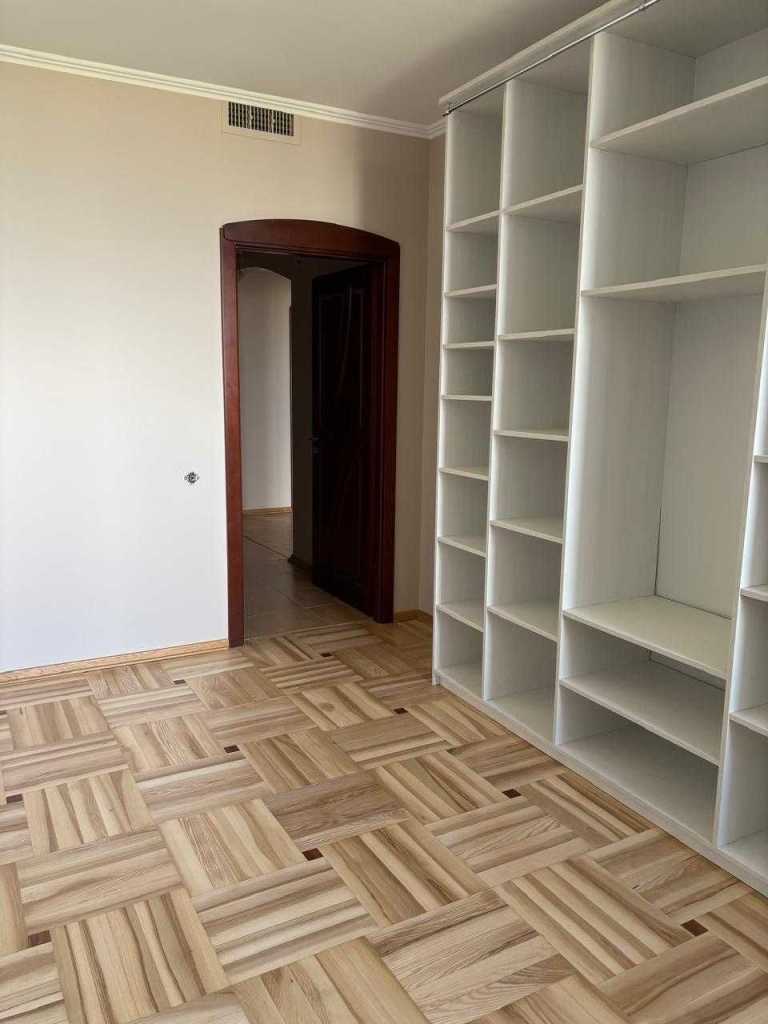 Продаж 4-кімнатної квартири 142 м², Клінічна вул., 23-25