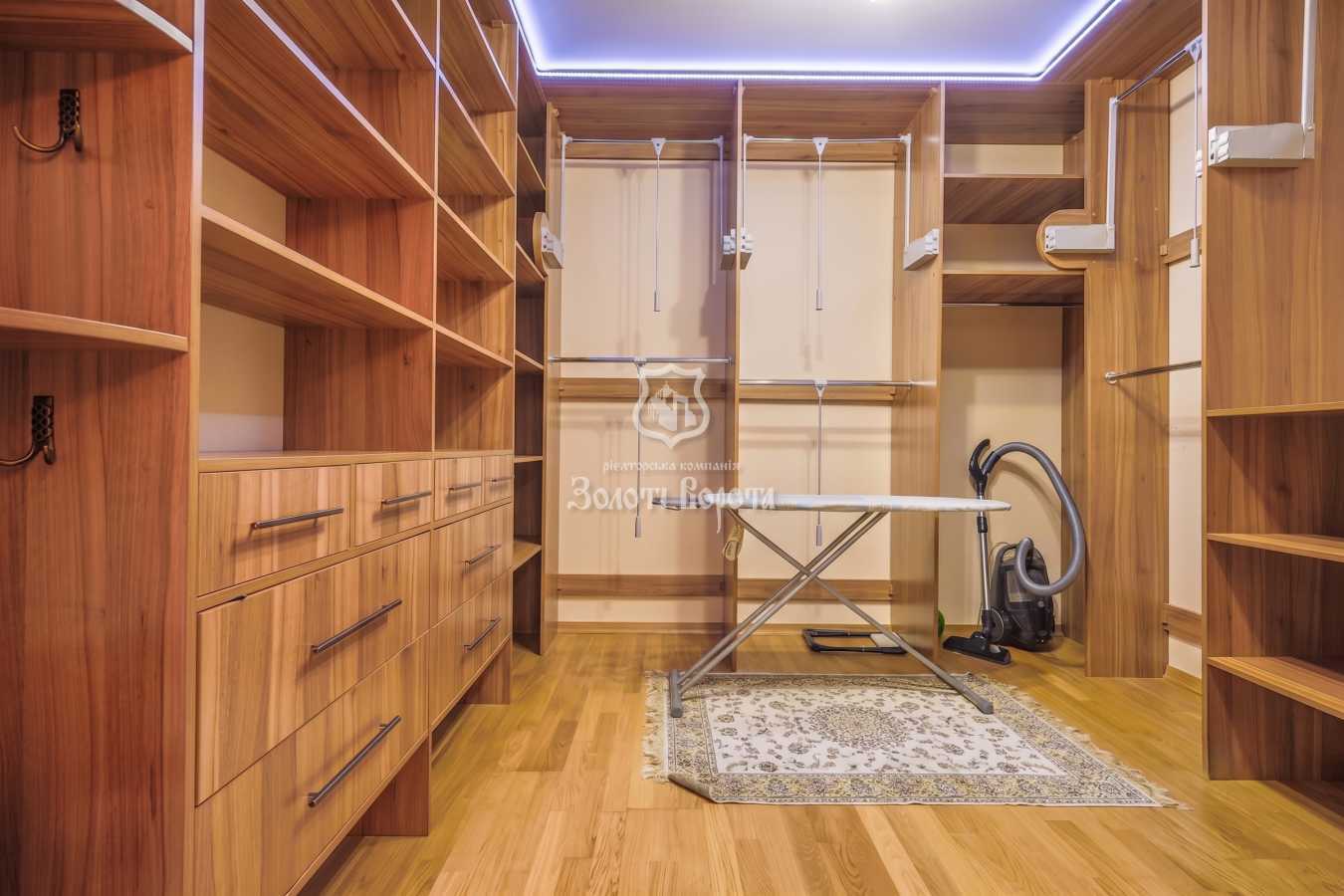 Продаж 3-кімнатної квартири 98.6 м², Святоюріївська, 22
