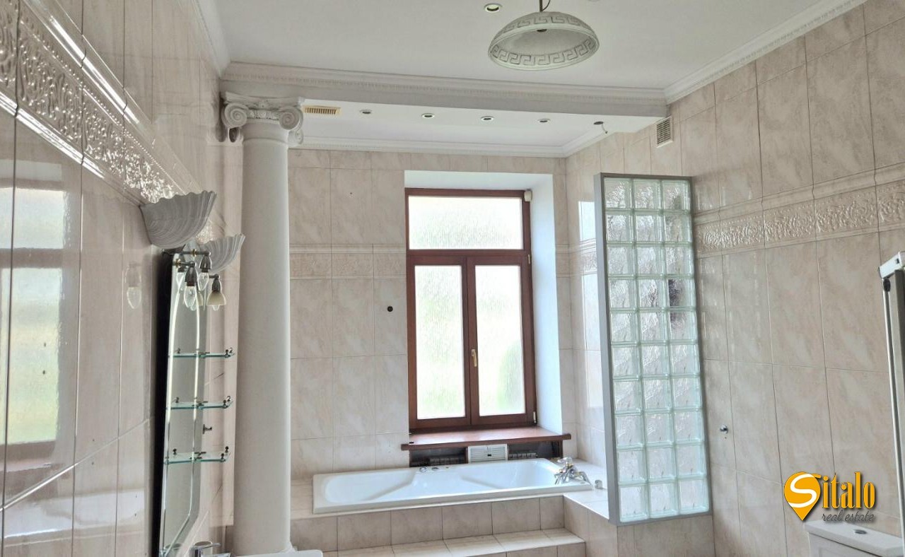 Продажа 4-комнатной квартиры 183 м², Предславинская ул., 30