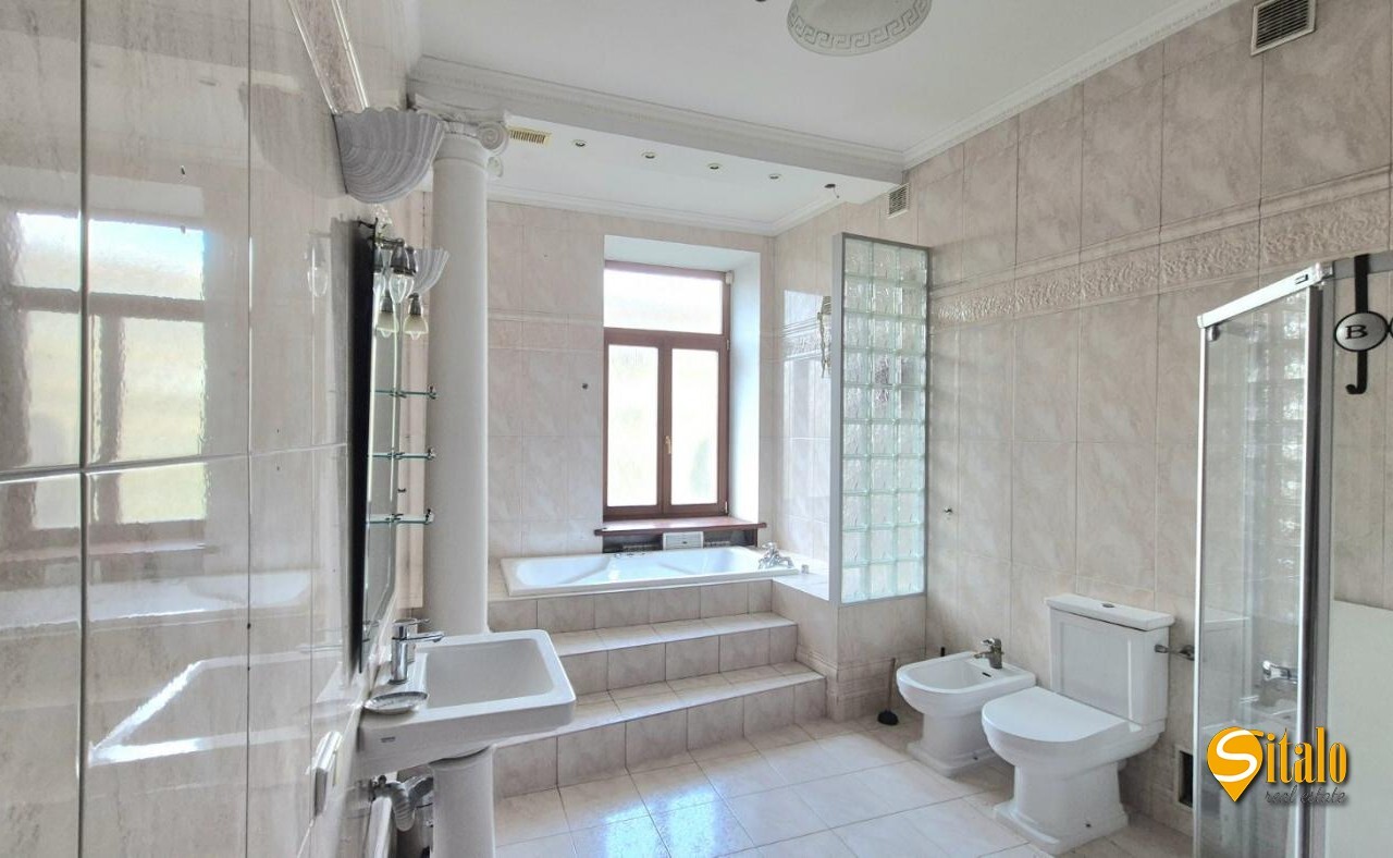 Продажа 4-комнатной квартиры 183 м², Предславинская ул., 30