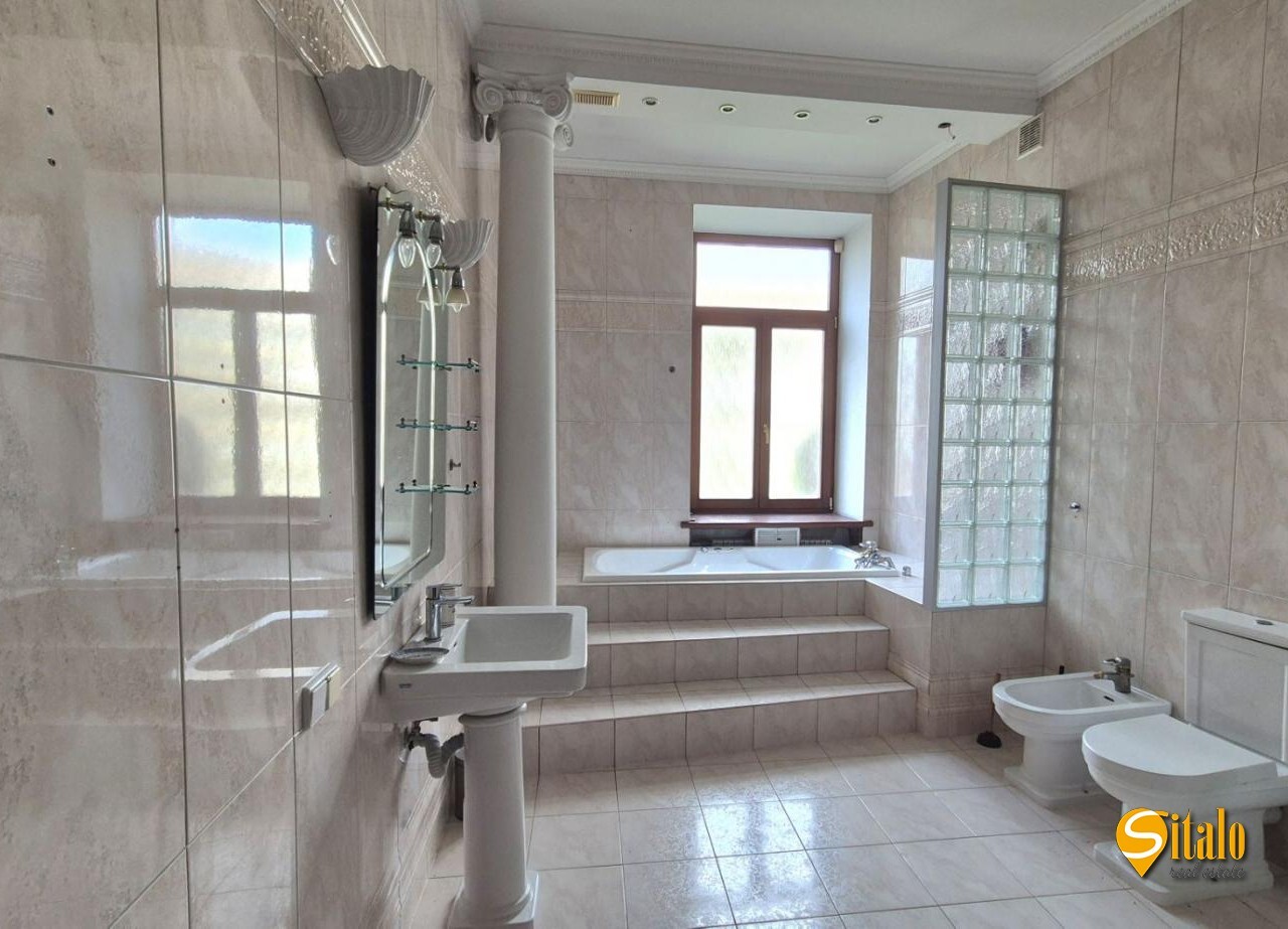 Продажа 4-комнатной квартиры 183 м², Предславинская ул., 30