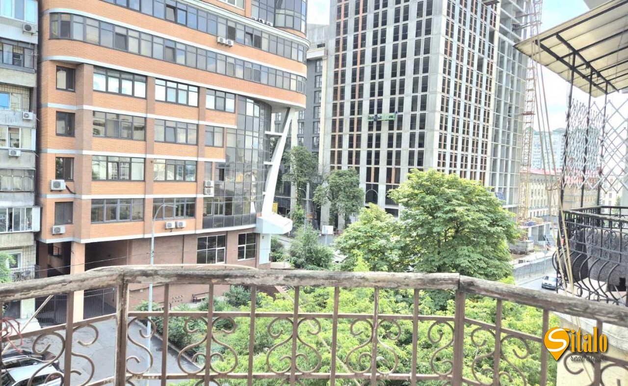 Продажа 4-комнатной квартиры 183 м², Предславинская ул., 30