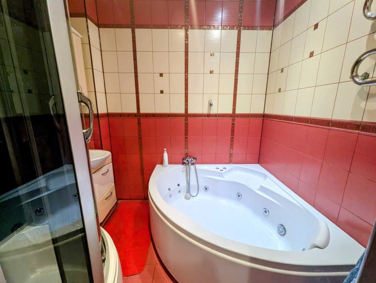 Продажа 3-комнатной квартиры 120 м², Героев Чернобыля ул., 5/8
