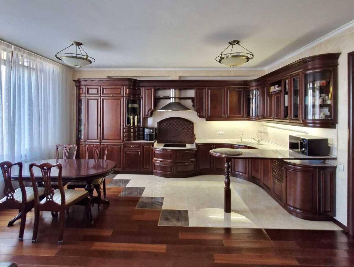 Продажа 3-комнатной квартиры 134 м², Жилянская ул., 59
