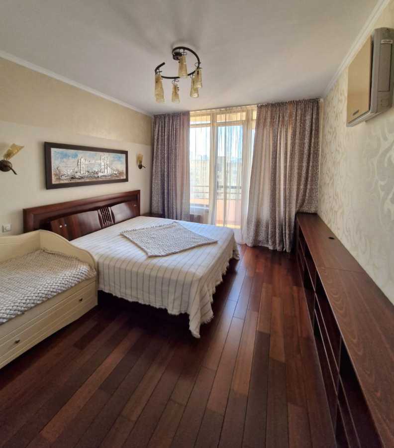 Продажа 3-комнатной квартиры 134 м², Жилянская ул., 59
