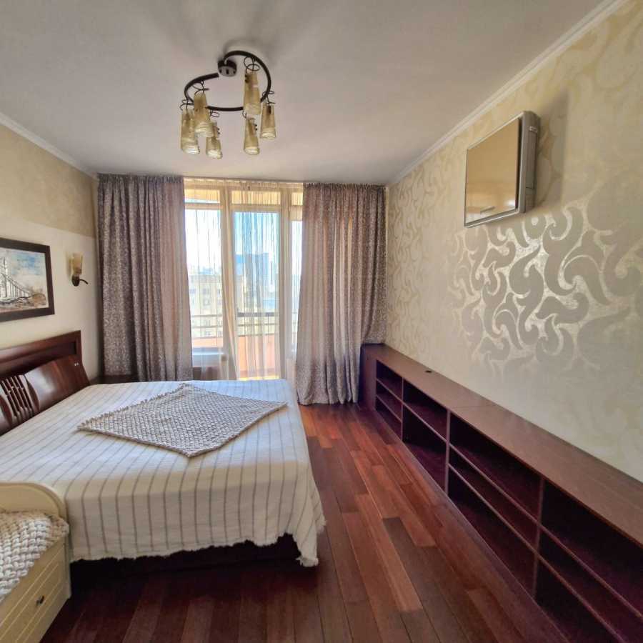 Продажа 3-комнатной квартиры 134 м², Жилянская ул., 59