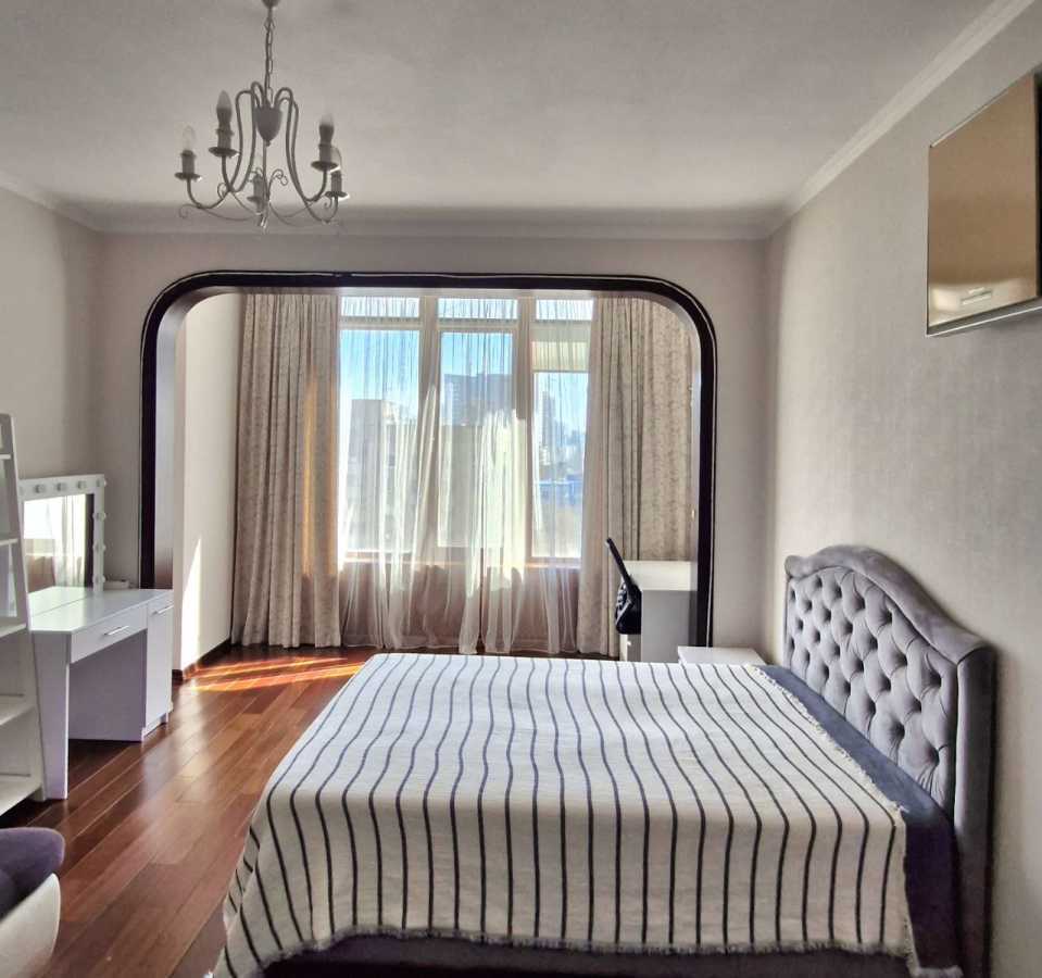 Продажа 3-комнатной квартиры 134 м², Жилянская ул., 59