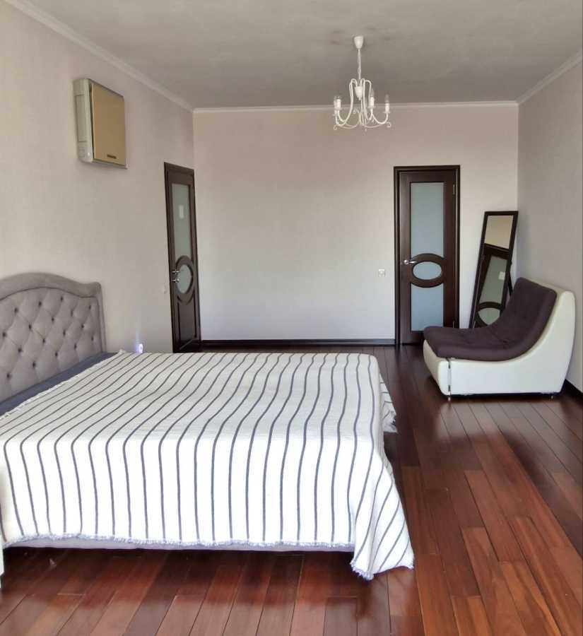 Продажа 3-комнатной квартиры 134 м², Жилянская ул., 59