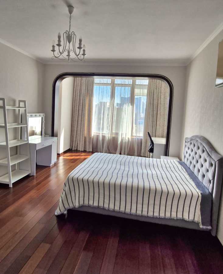 Продажа 3-комнатной квартиры 134 м², Жилянская ул., 59