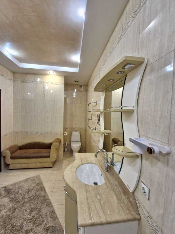 Продажа 3-комнатной квартиры 134 м², Жилянская ул., 59