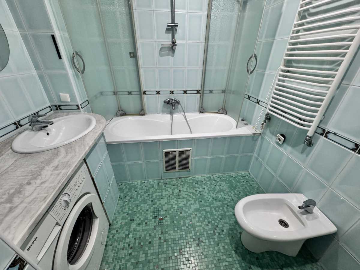 Продажа 4-комнатной квартиры 130 м², Звездный бул., 1