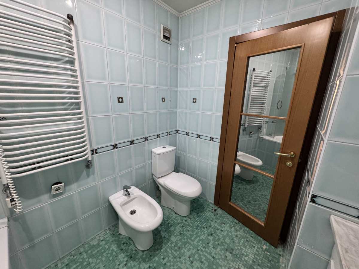 Продажа 4-комнатной квартиры 130 м², Звездный бул., 1