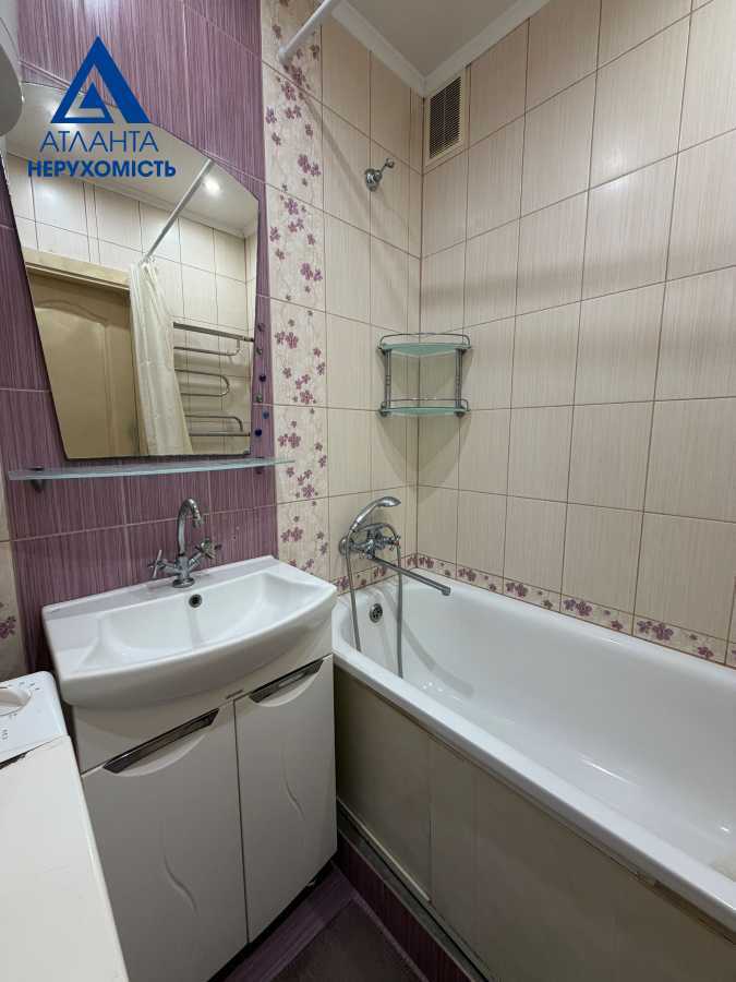 Продаж 3-кімнатної квартири 69.5 м², Захисників України, 29
