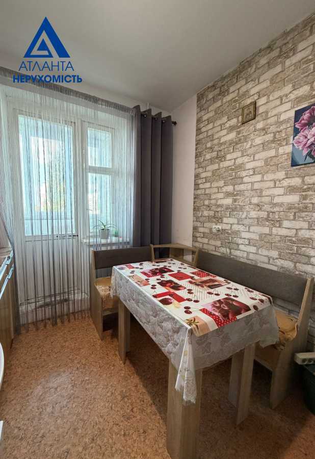 Продаж 3-кімнатної квартири 69.5 м², Захисників України, 29