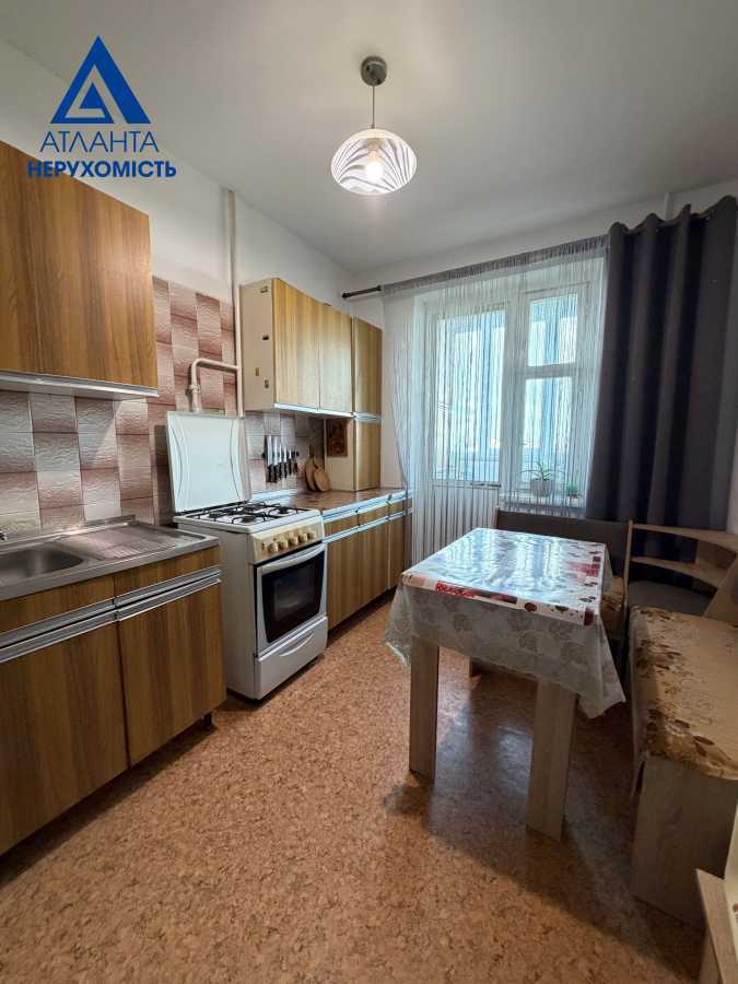 Продаж 3-кімнатної квартири 69.5 м², Захисників України, 29