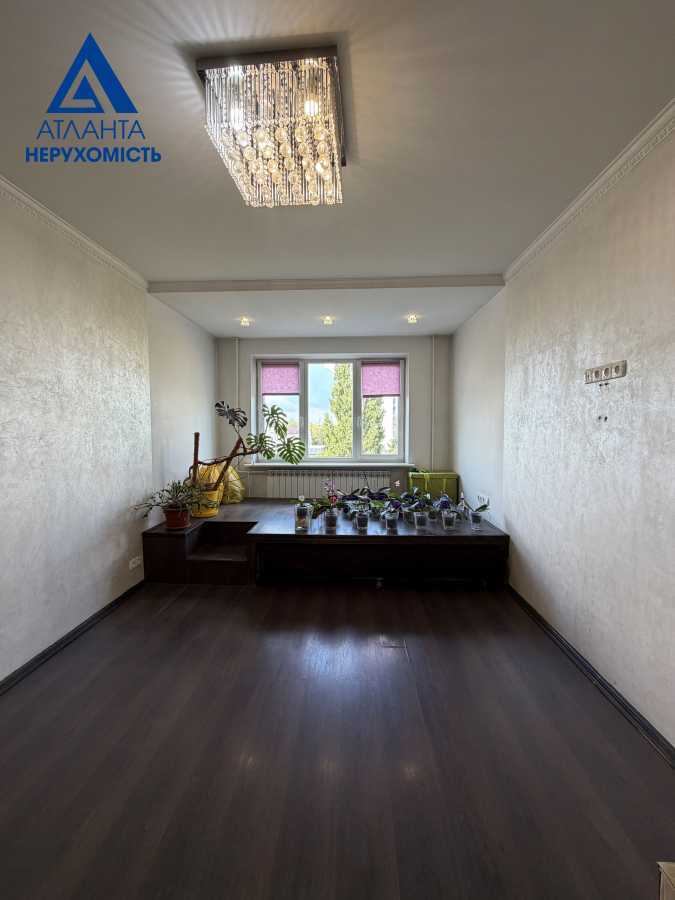 Продаж 3-кімнатної квартири 69.5 м², Захисників України, 29