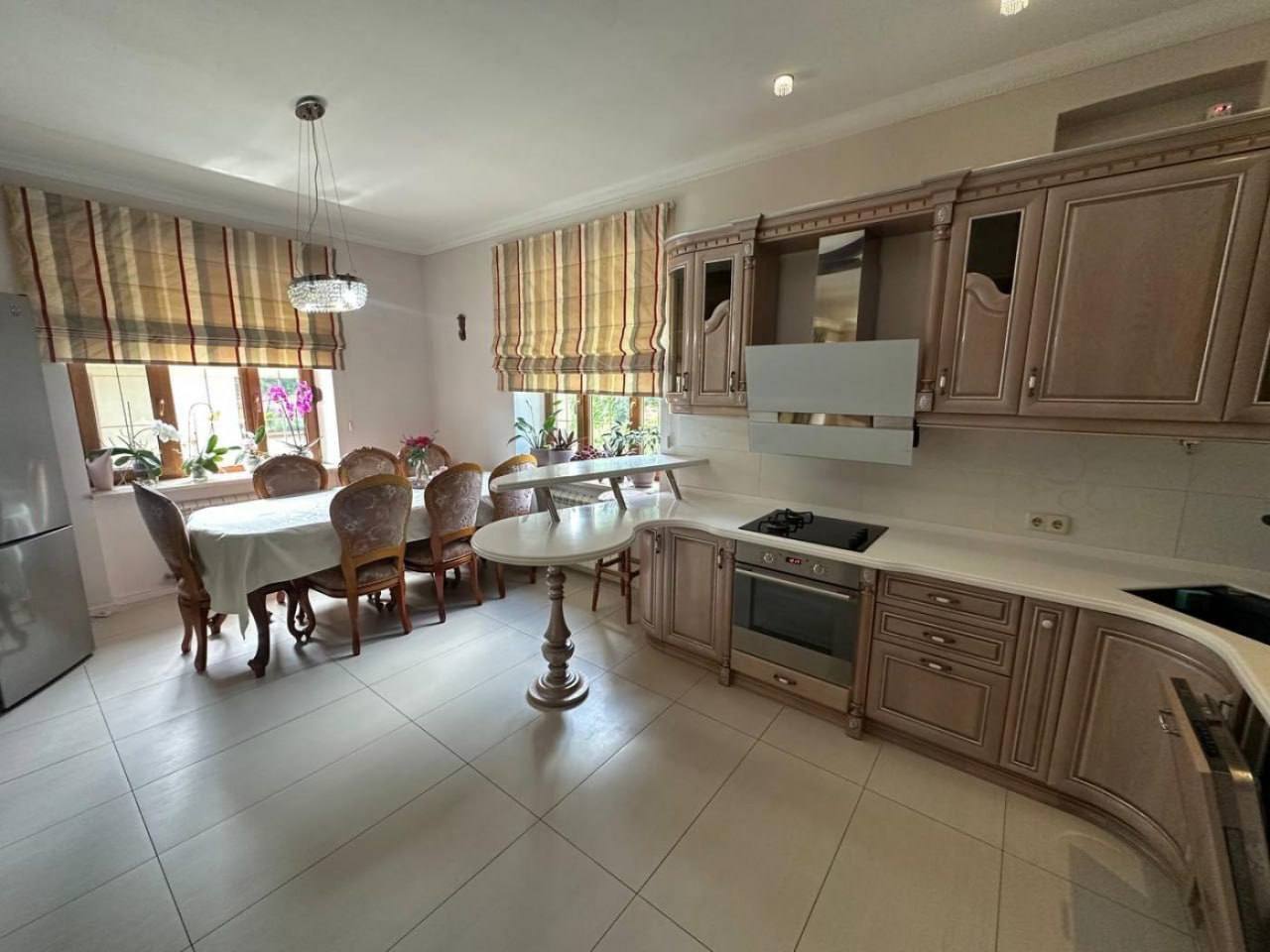 Оренда будинку 220 м²