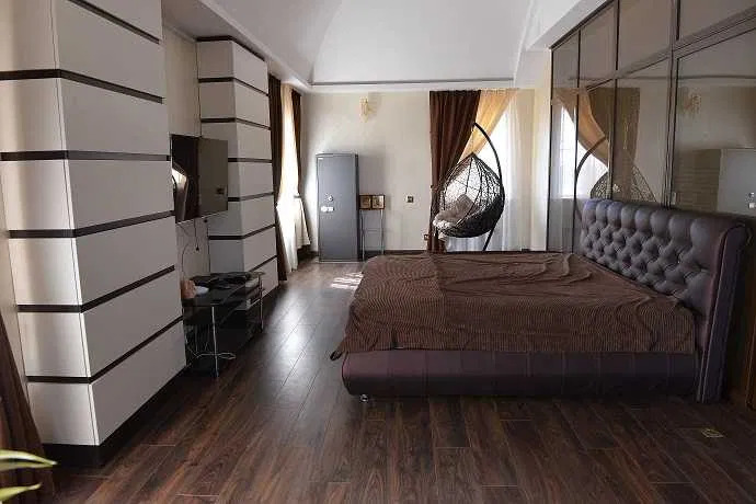 Оренда котеджу 350 м²