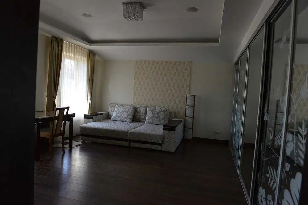 Оренда котеджу 350 м²