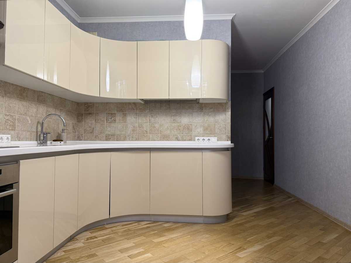 Продажа 3-комнатной квартиры 81.2 м², Новаторов ул.