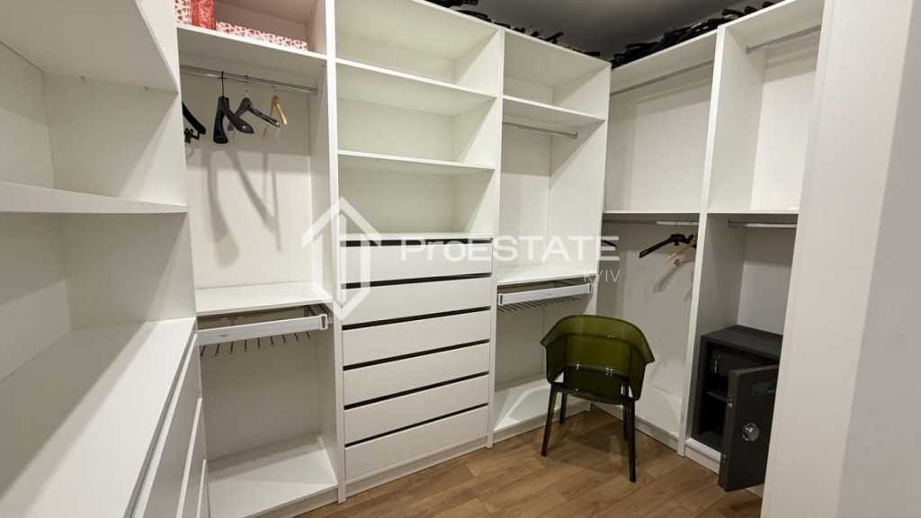 Продажа 4-комнатной квартиры 221 м², Евгения Коновальца ул., 36