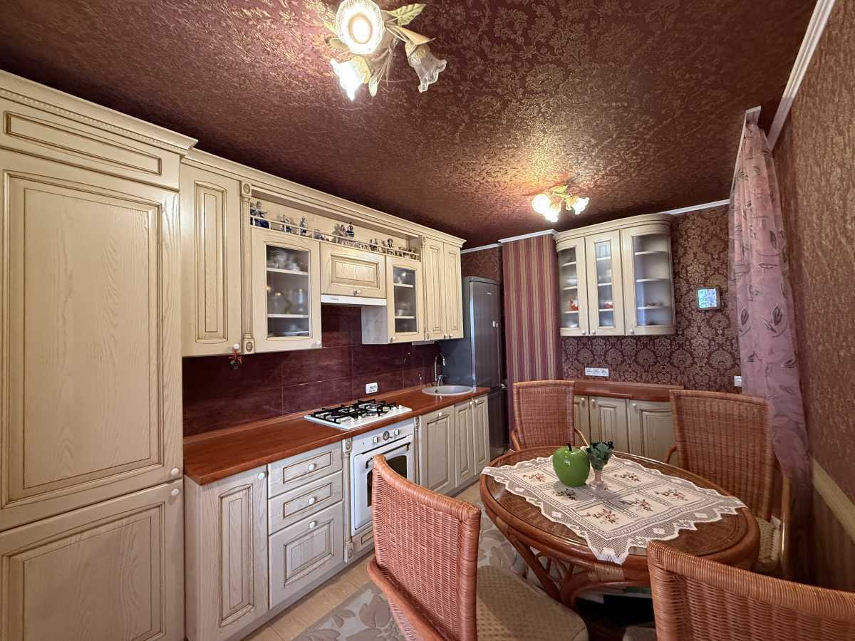 Продаж 1-кімнатної квартири 49 м², Теплична вул., 38