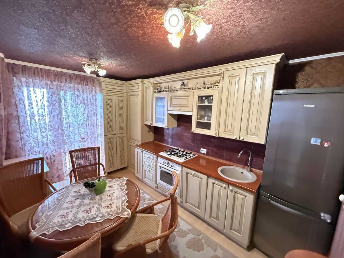Продаж 1-кімнатної квартири 49 м², Теплична вул., 38