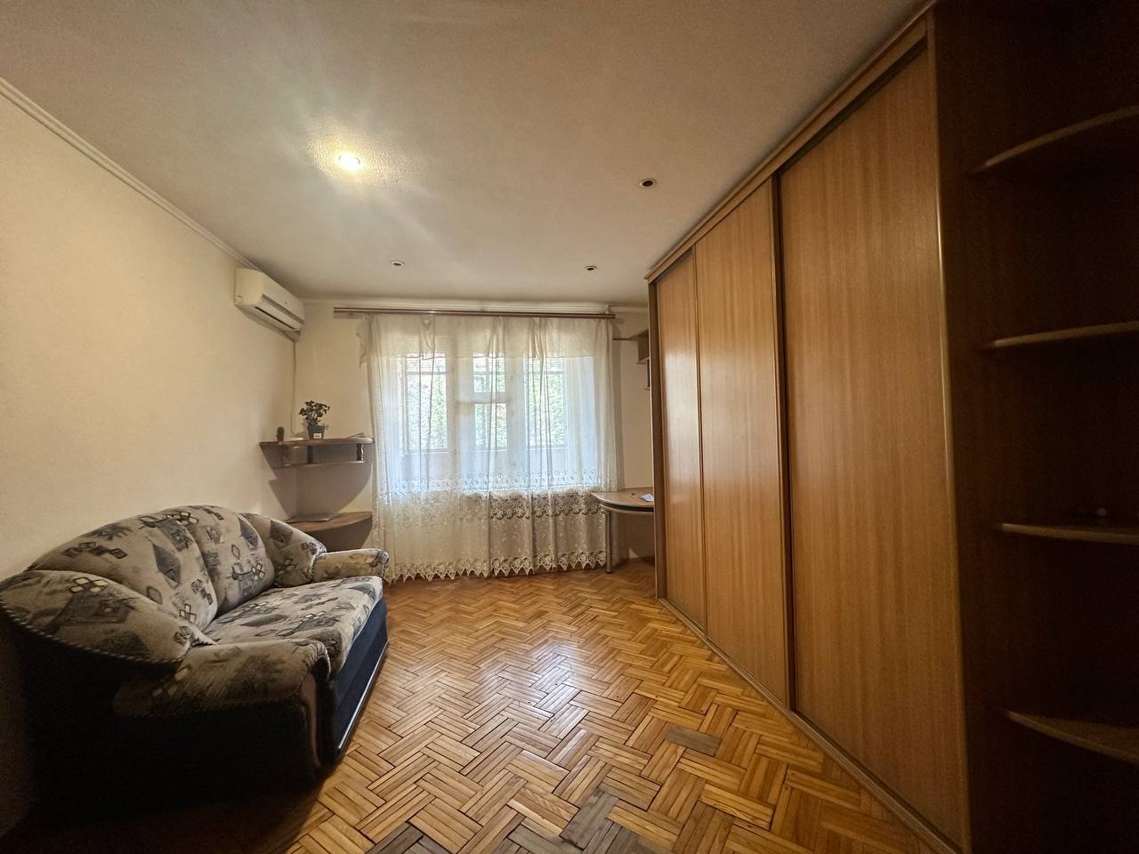 Оренда 1-кімнатної квартири 30 м², Івана Микитенка вул.