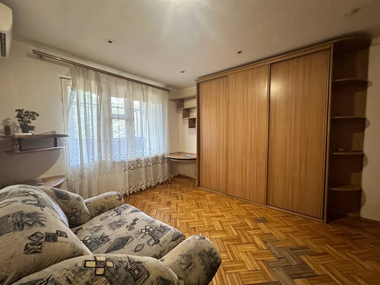 Оренда 1-кімнатної квартири 30 м², Івана Микитенка вул.