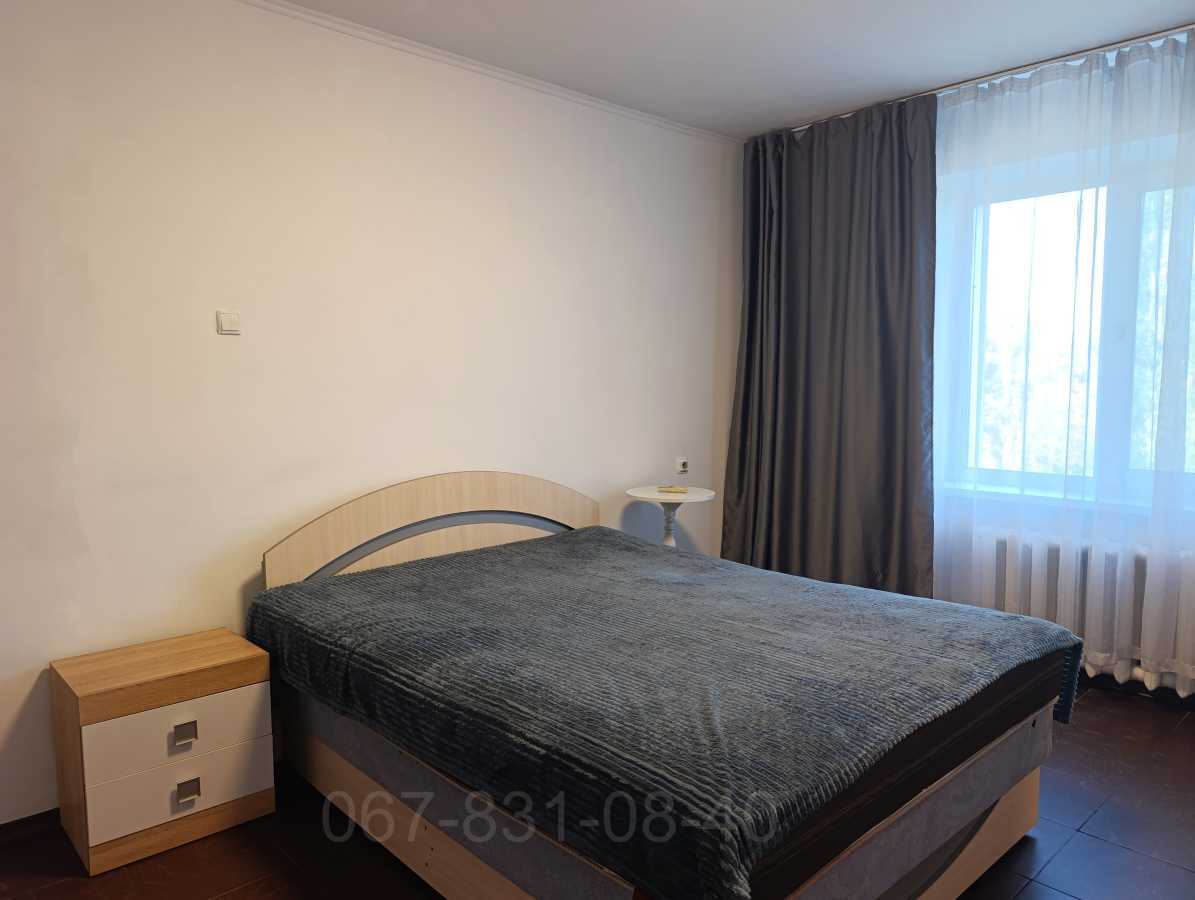Продаж 3-кімнатної квартири 67 м², Червоний пров., Камінь