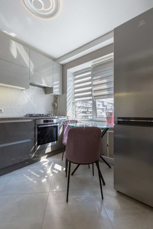 Продаж 2-кімнатної квартири 45 м², Героїв Сталінграда просп., 15Б