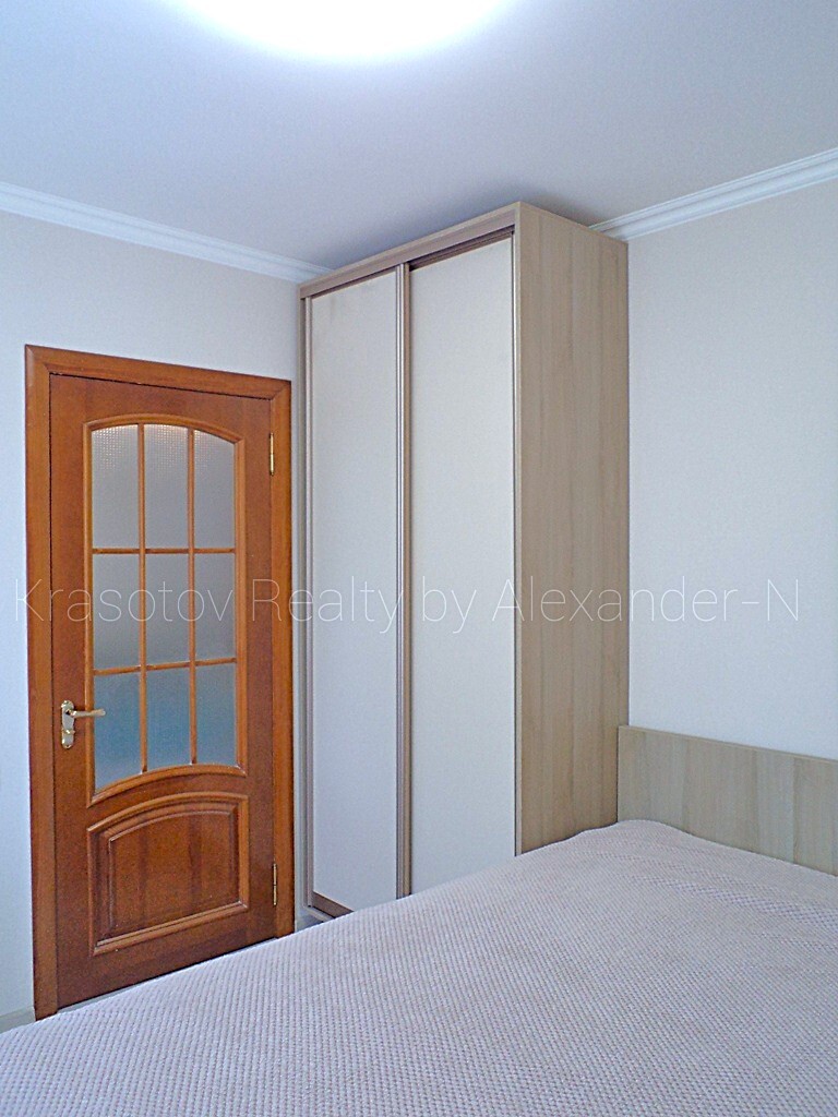 Продажа 3-комнатной квартиры 49 м², Манежная ул., 20