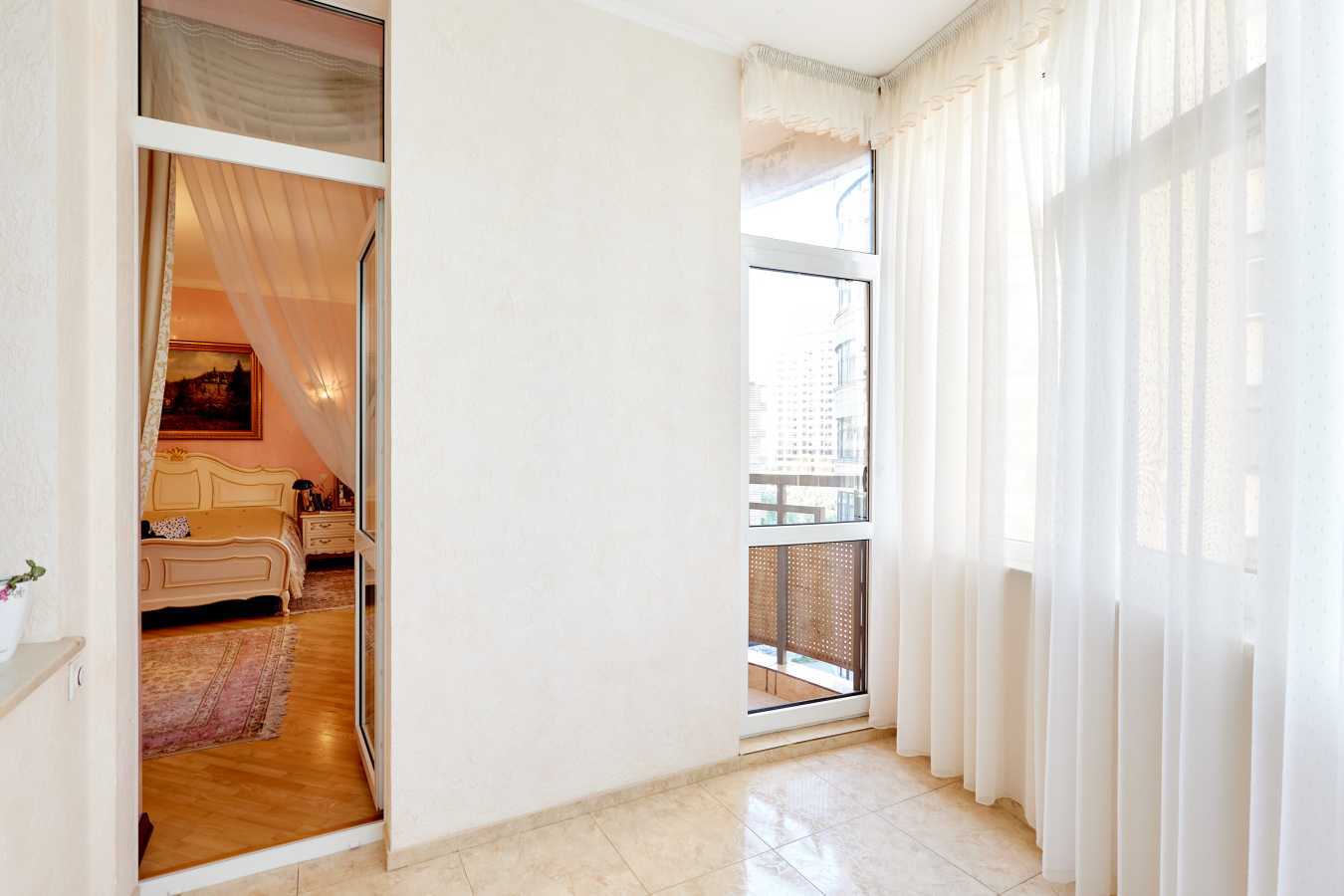 Аренда 4-комнатной квартиры 210 м², Старонаводницкая ул., 13