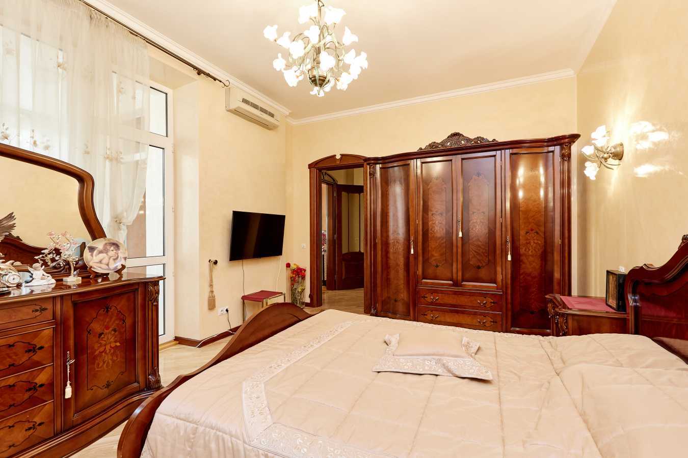 Аренда 4-комнатной квартиры 210 м², Старонаводницкая ул., 13