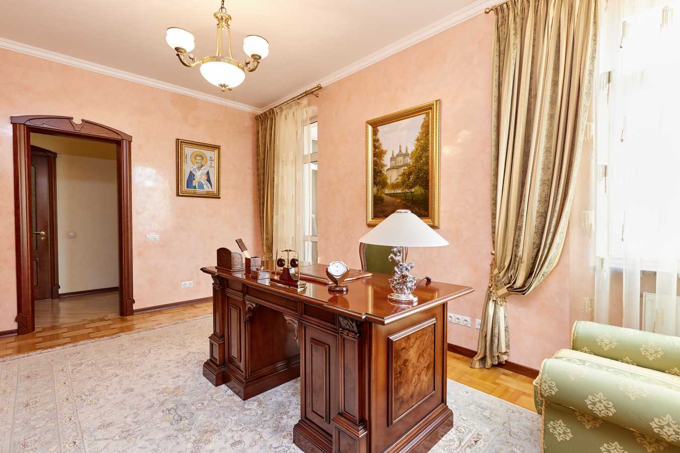 Продажа 3-комнатной квартиры 210 м², Старонаводницкая ул., 13