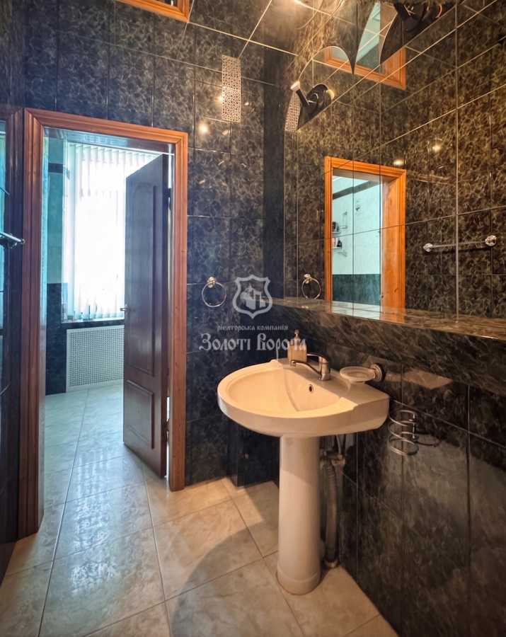 Продаж 2-кімнатної квартири 71 м², Інженерний пров., 4