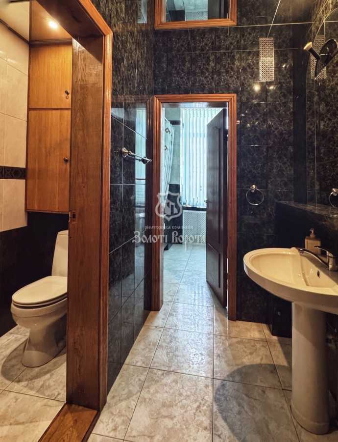 Продаж 2-кімнатної квартири 71 м², Інженерний пров., 4