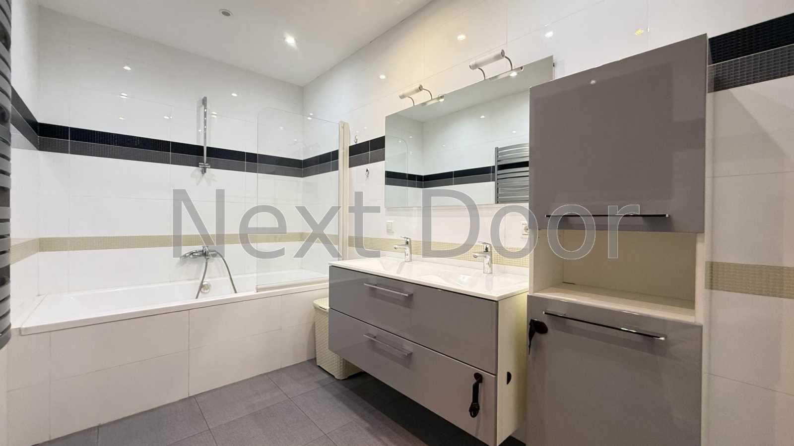 Продаж 3-кімнатної квартири 120 м², Йорданська вул., 1