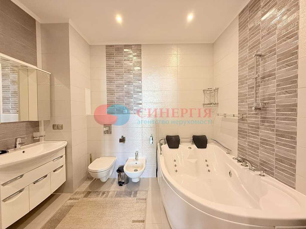 Оренда 3-кімнатної квартири 151 м², Раїси Окіпної вул., 18