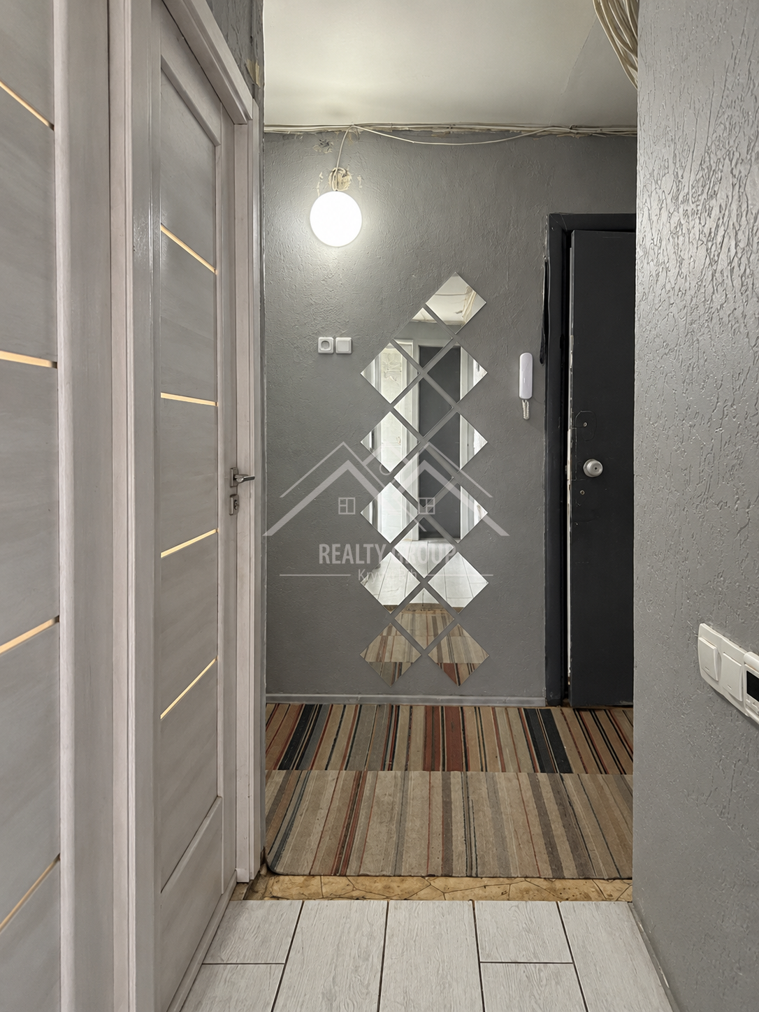 Продажа 4-комнатной квартиры 63 м², Космонавтов ул.