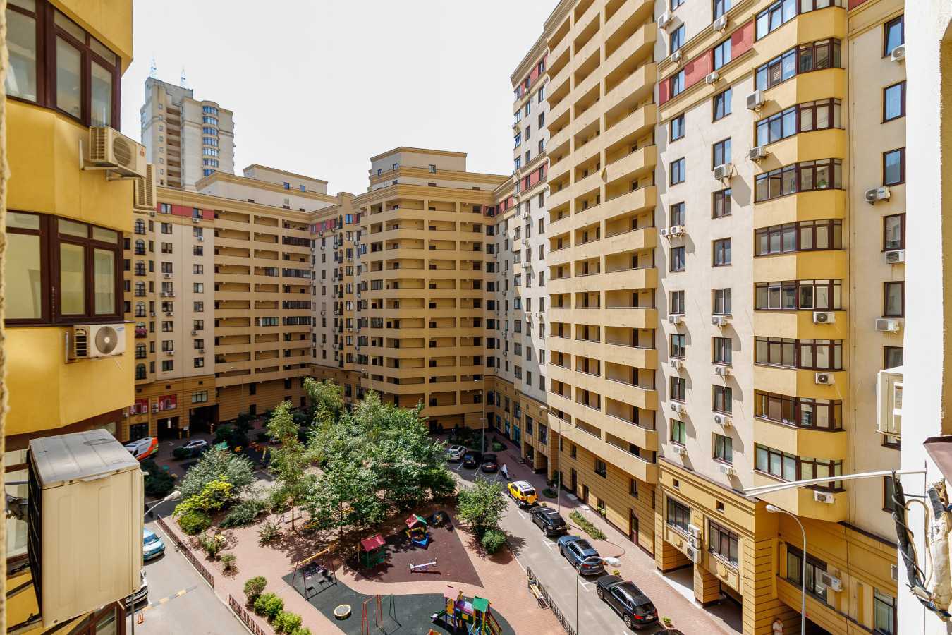 Продаж 4-кімнатної квартири 143.5 м², Дмитрівська вул., 75