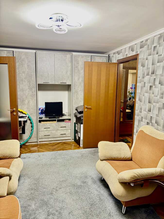 Продаж 2-кімнатної квартири 44 м², Салютна вул., 9